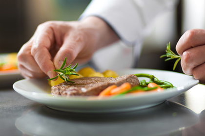 rhone-service-hotellerie-cuisinier-plat