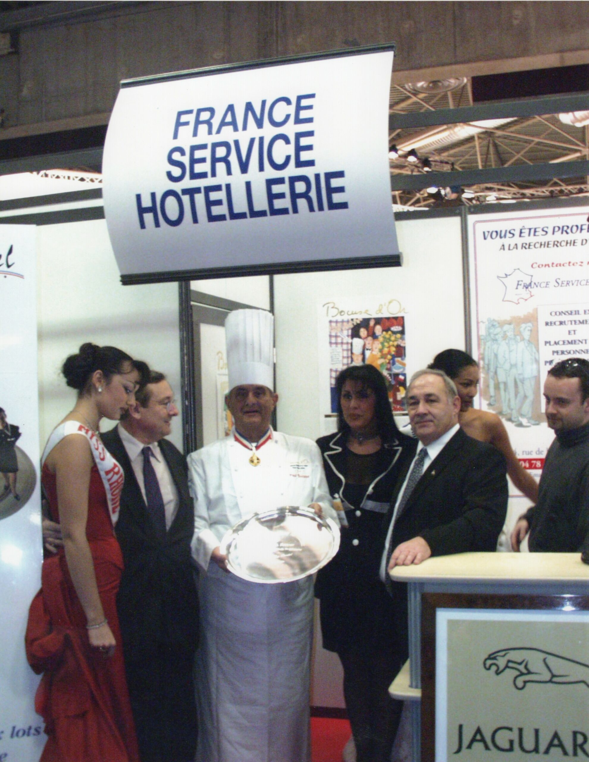 ( 12 ) Sur mon stand FSH au Sirha remised’un plateau en Argent massif à Paul Bocuse prix de l’excellence en présence Eve Lopez