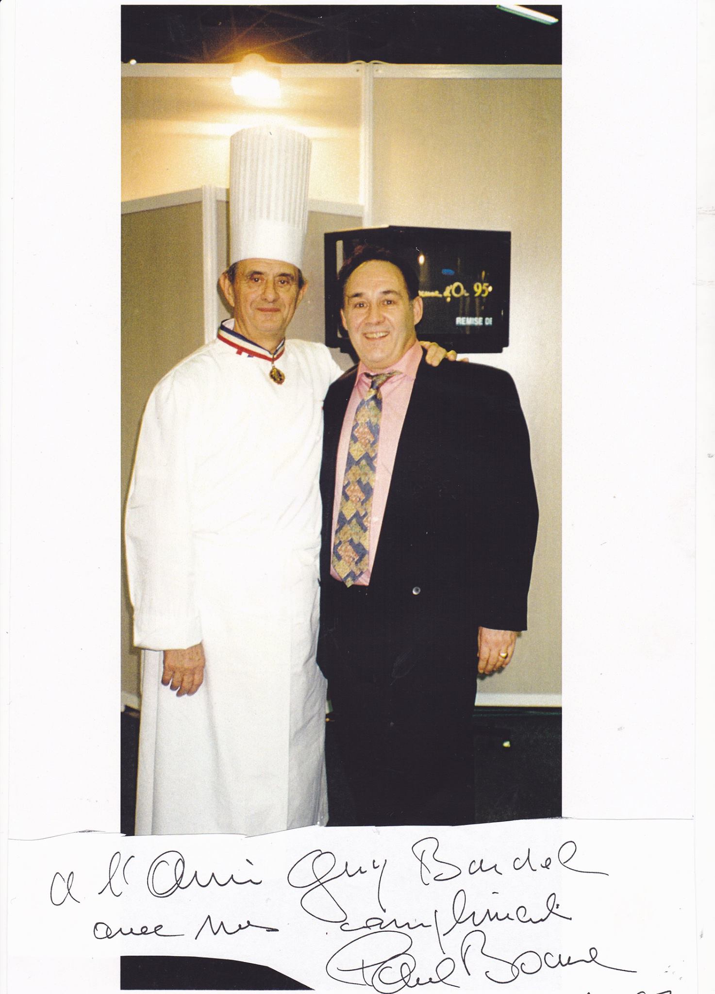 (126)Paul Bocuse me Dédicace son livre Merci Mr Paul