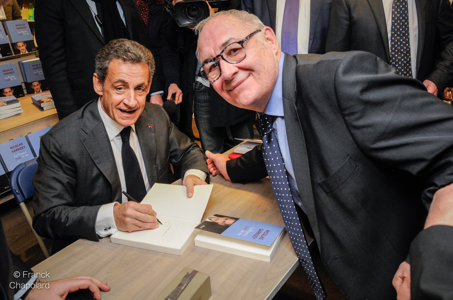 (140) Nicolas Sarkozy à Lyon Dédicace son livre à Lyon pour GB Merci