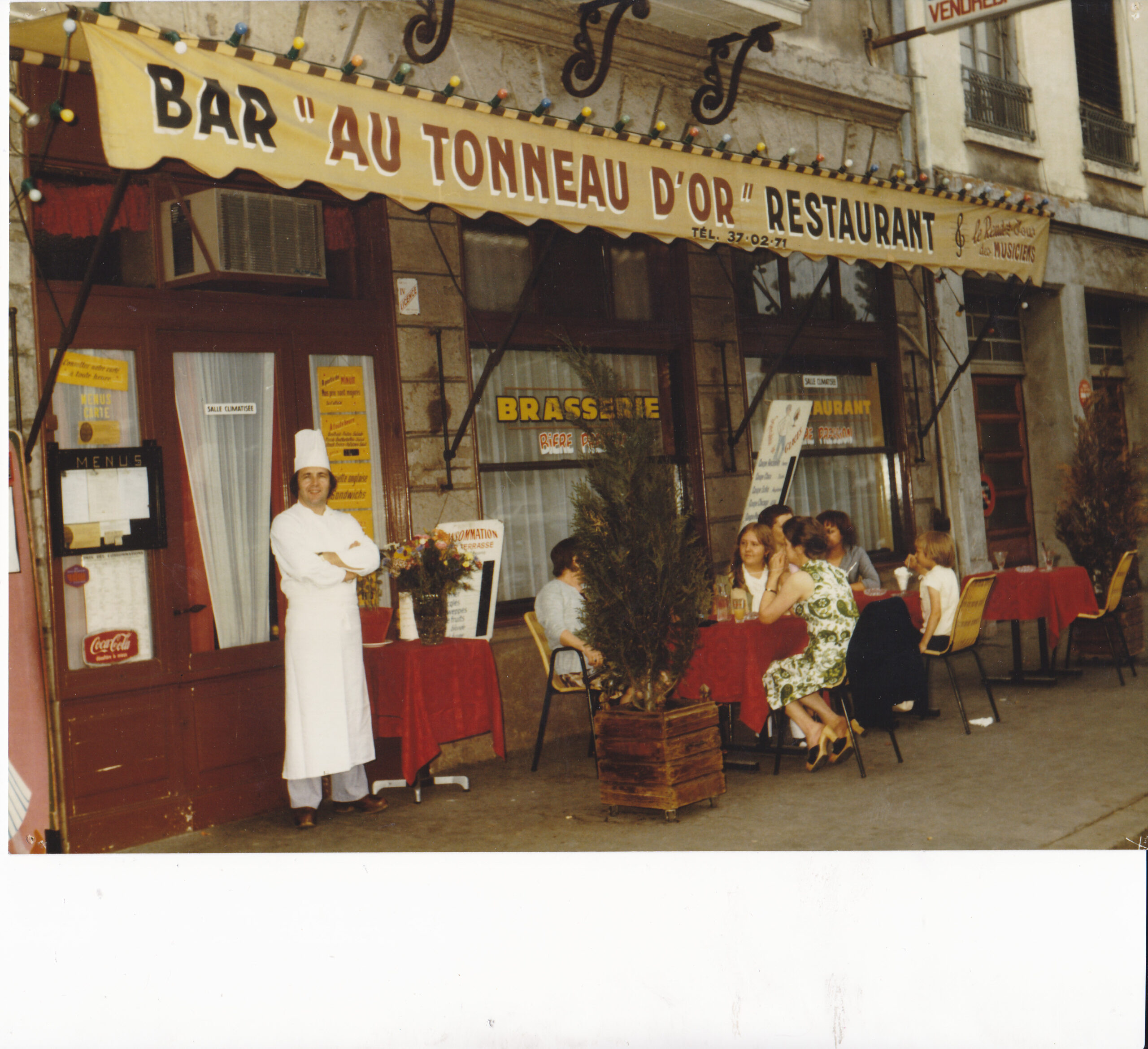 (158) Mon Bar restaurant au Tonneau D’Or RV des artistes Lyon 2è