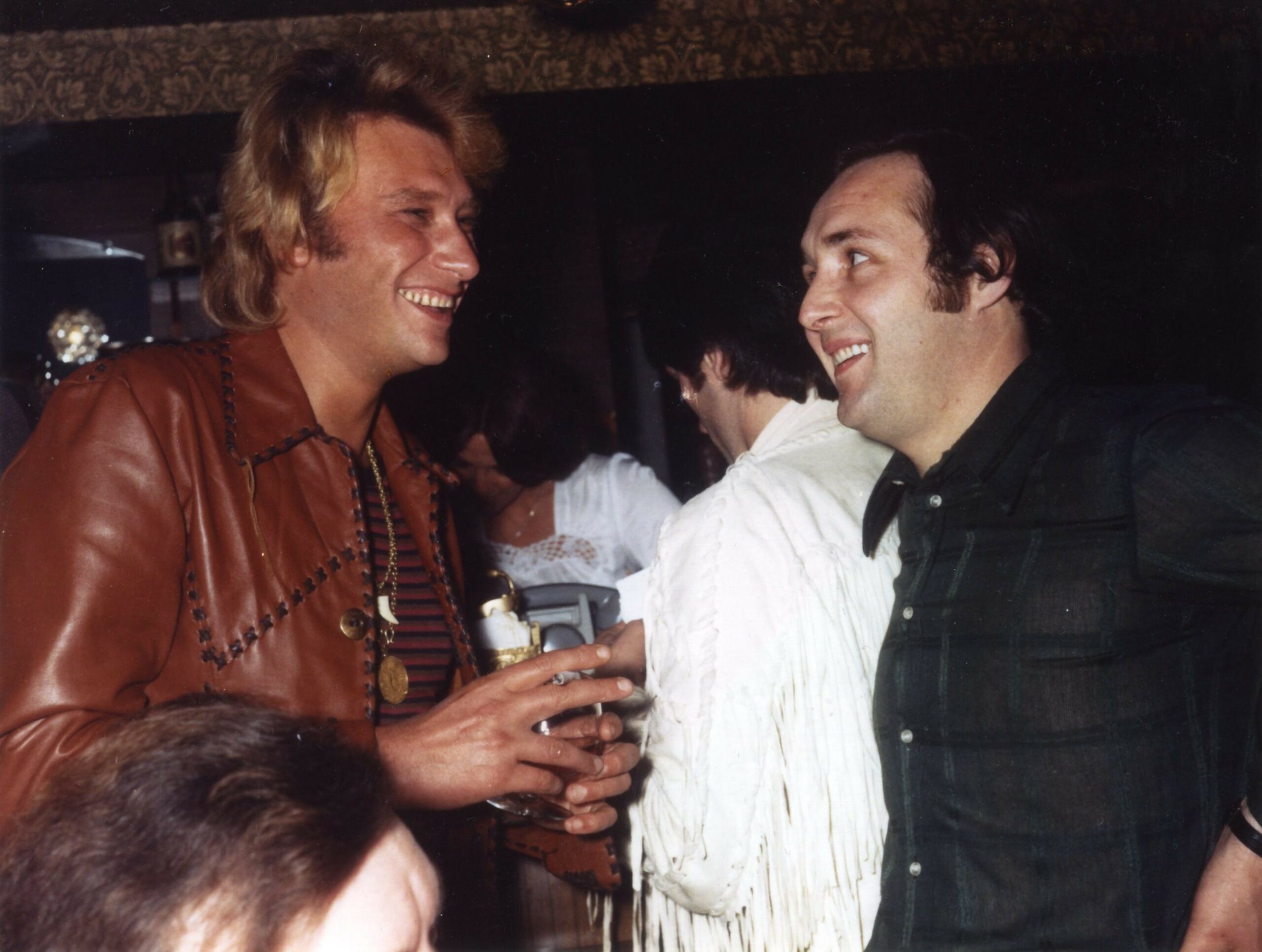 ( 18 )Guy et Johnny en discussion soirée Lyonnaise