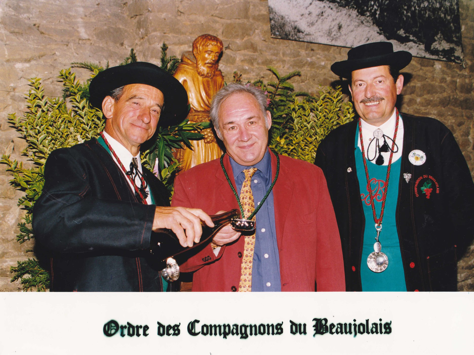(38 )Guy Bardel intronisé Compagnon du Beaujolais. Merci