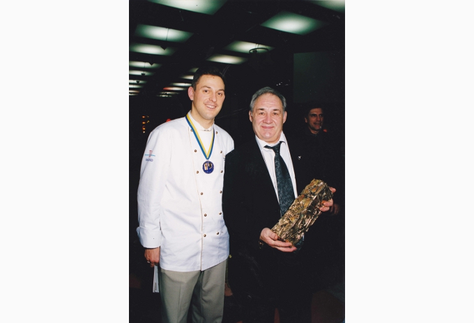 (52) Chef François Adamski MOF et Bocuse d’Or et son Trophée en Or dans les mains de Guy Bardel un Honneur au Sirha