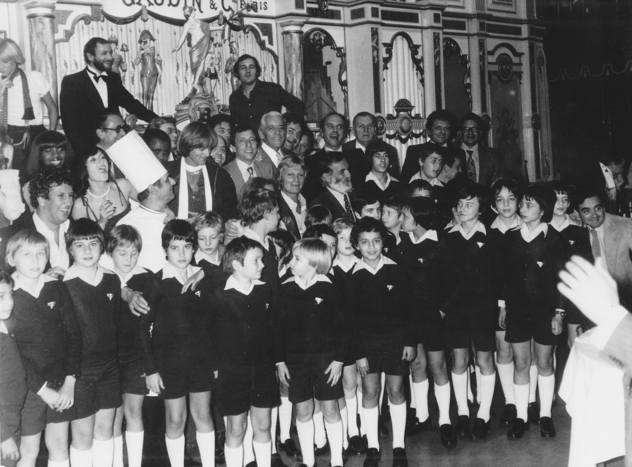 (68)Chez Paul Bocuse et un plateau d’artistes et guy Bardel au fond en haut à droite. soirée riche en émotions