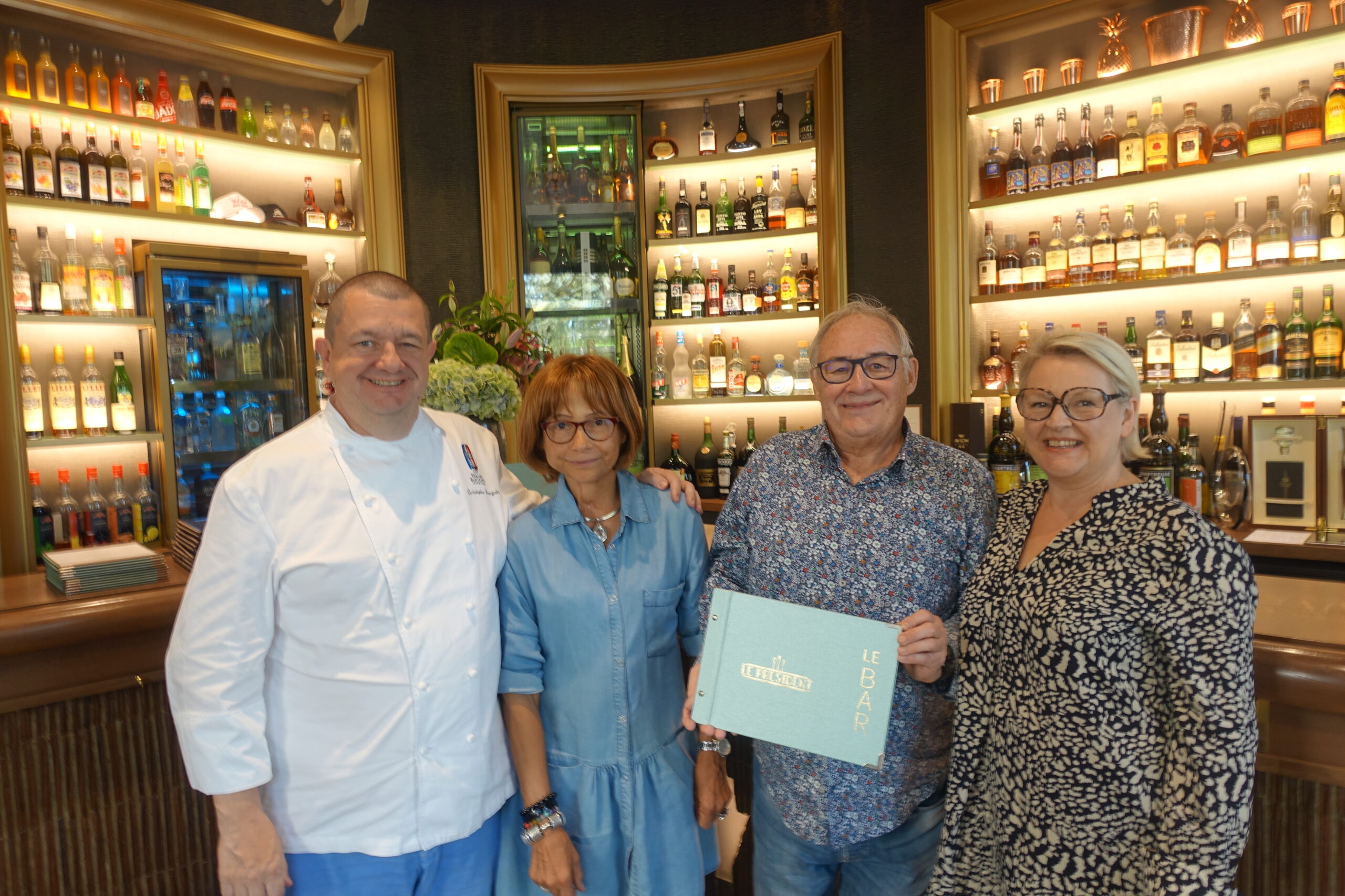 ( 70) Chistophe Marguin son épouse Nicole et Nathalie et Guy Bardel au restaurant Le Président. 69006.