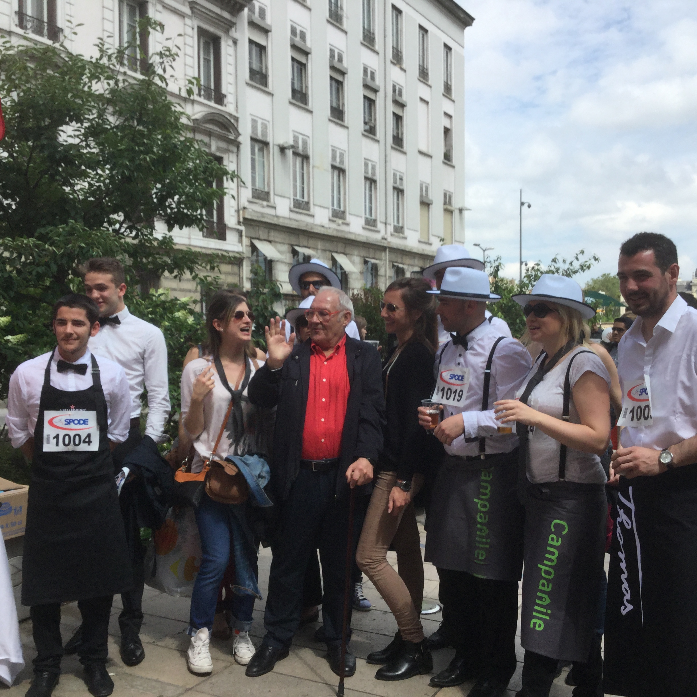 Course des garçons et serveuses de café Lyon et Guy Bardel l&rsquo;organisateur.