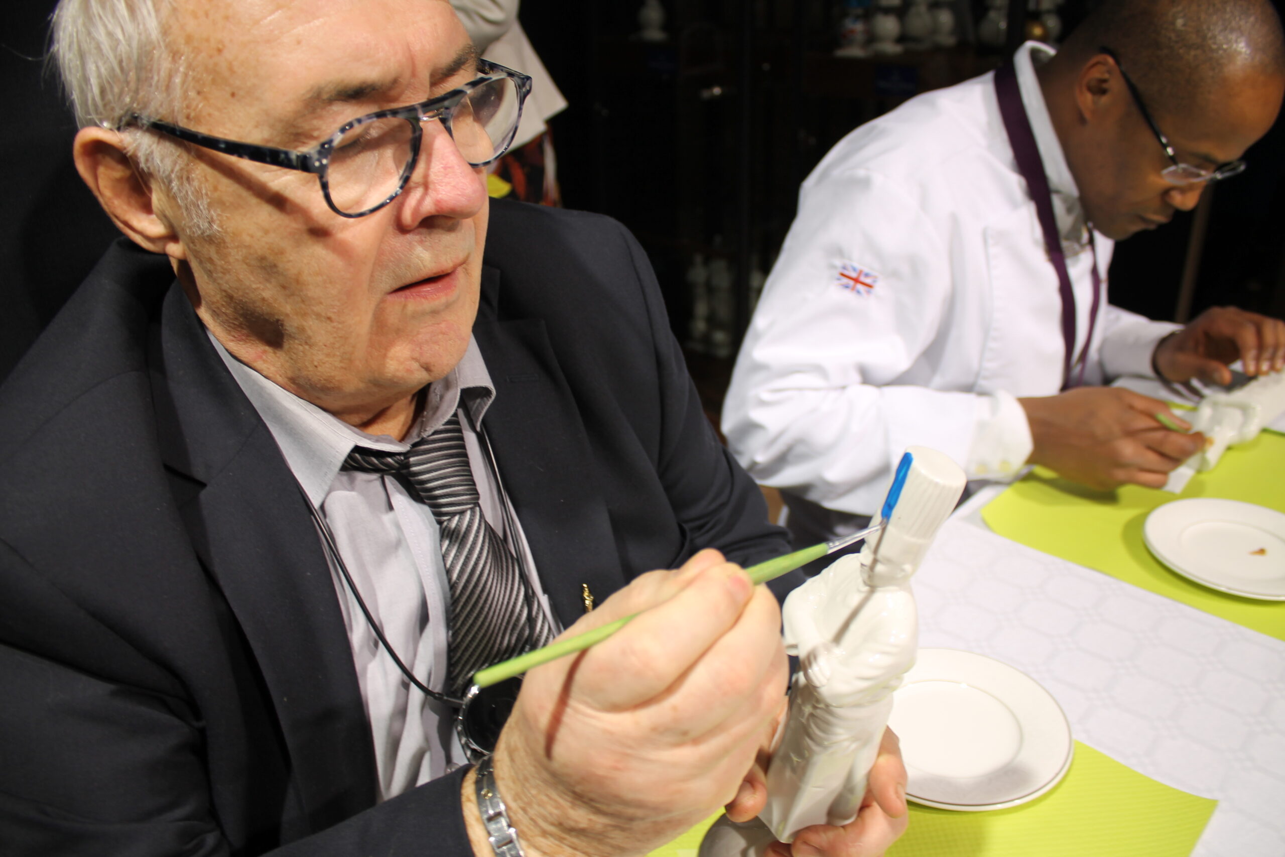 Guy Bardel dans l&rsquo;action peintre sculture Bocuse Sirha