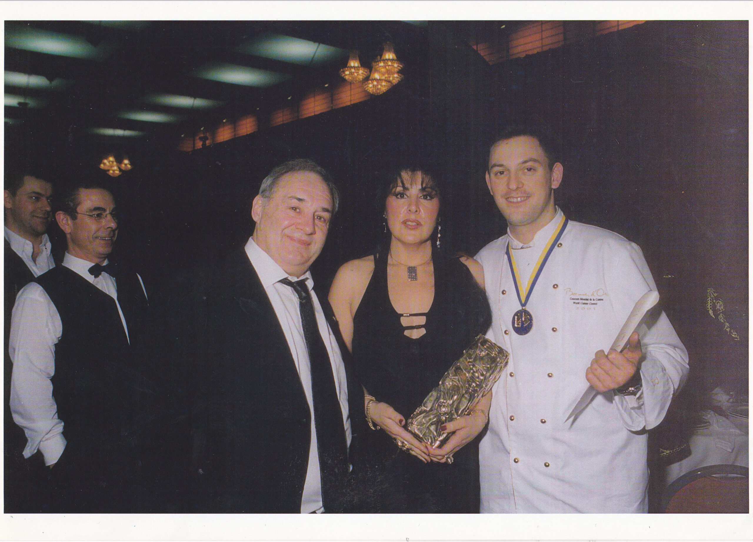 Guy Bardel et Eve LOPEZ tenant le prestigieux trophée du Bocuse d&rsquo;Or avec le gagnant François Adamski le Chef Soirée de gala 2015