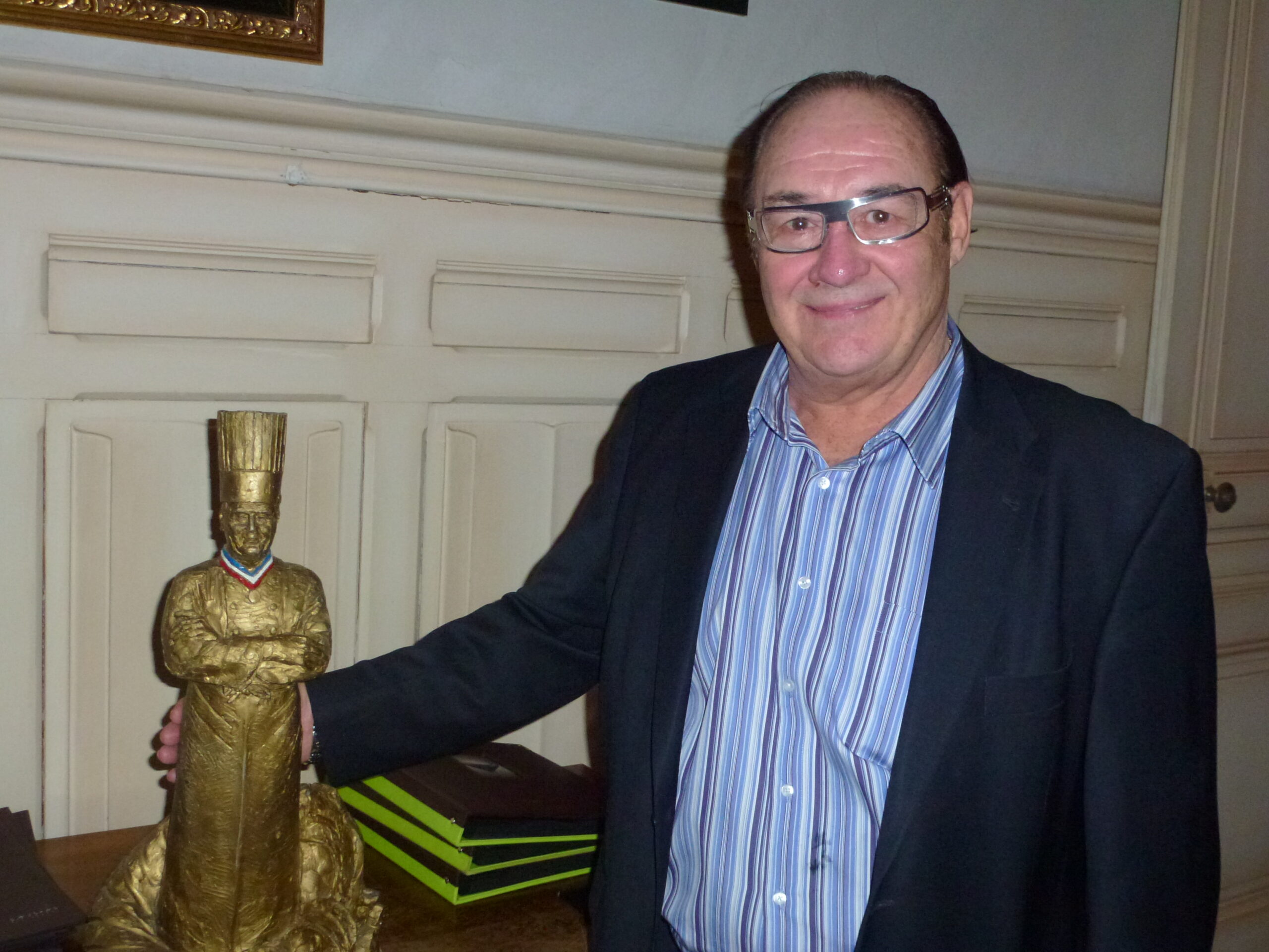 Guy Bardel et la statuette de Monsieur Paul institut Ecculy.