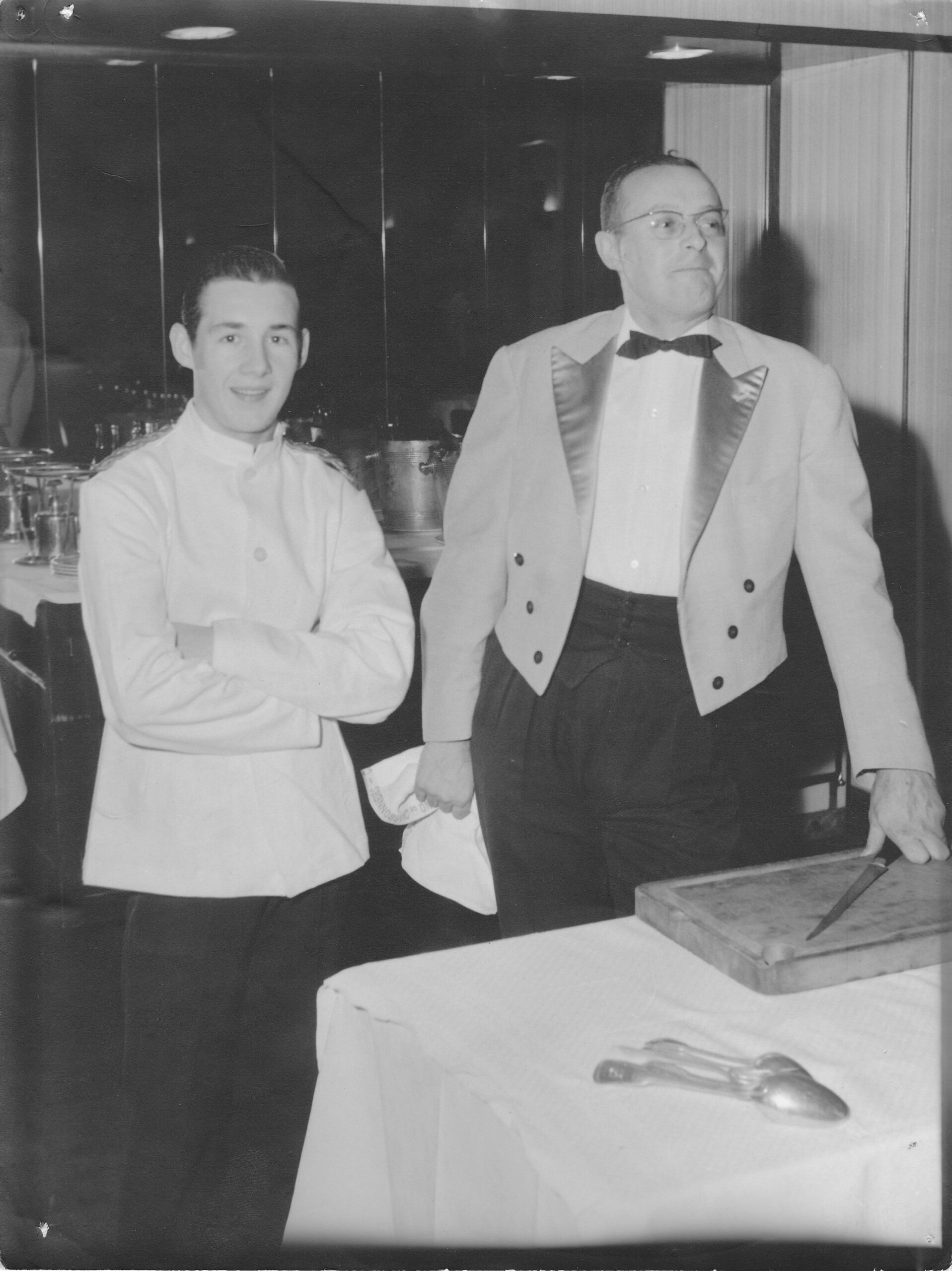 Guy bardel apprenti au Casino de Charbonnières et son Chef de salle Guy Tontini 1965