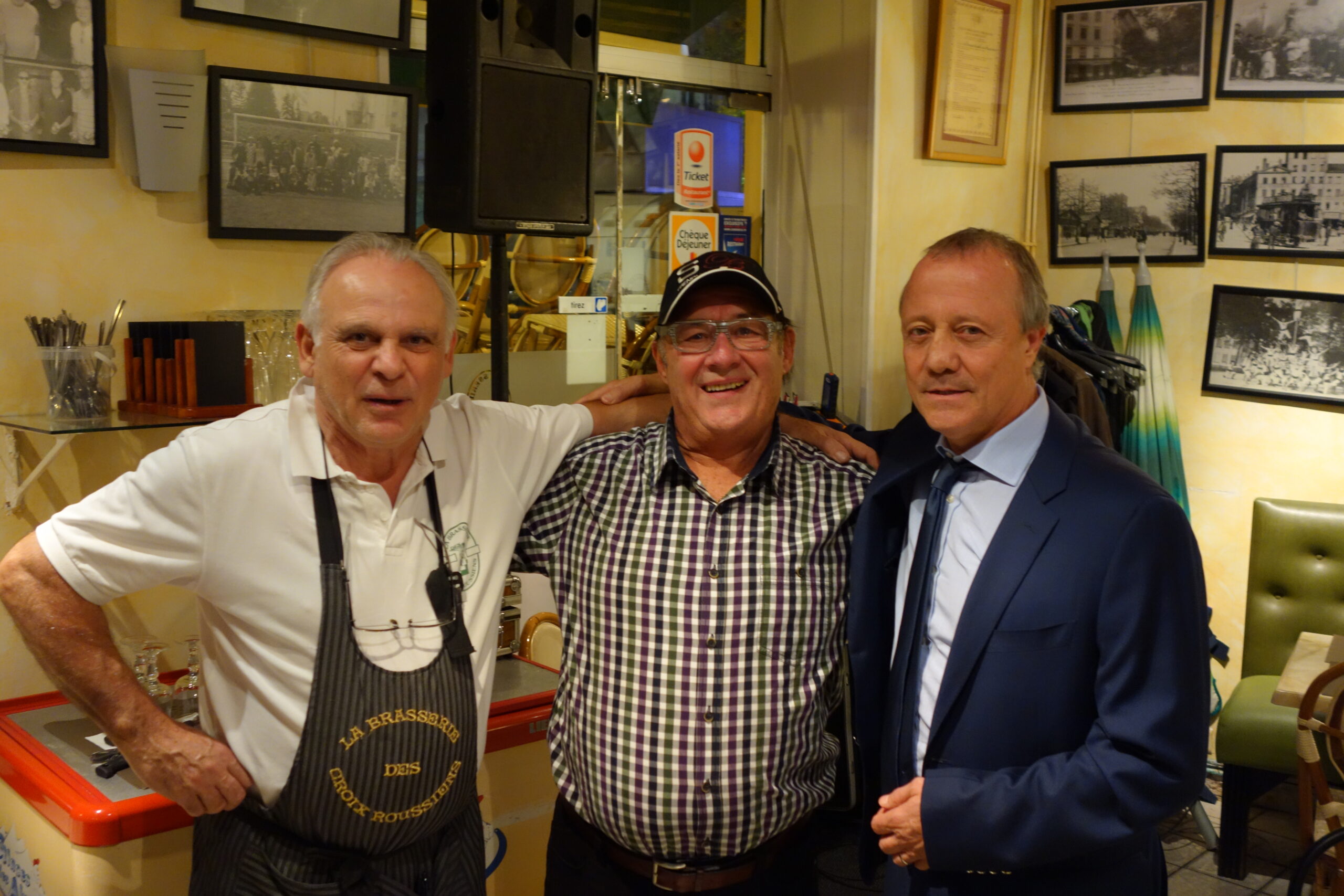 José Sanchez restaurateur et Bernard Lacombe.ex joueur l&rsquo;OL avec l&rsquo;ami Guy
