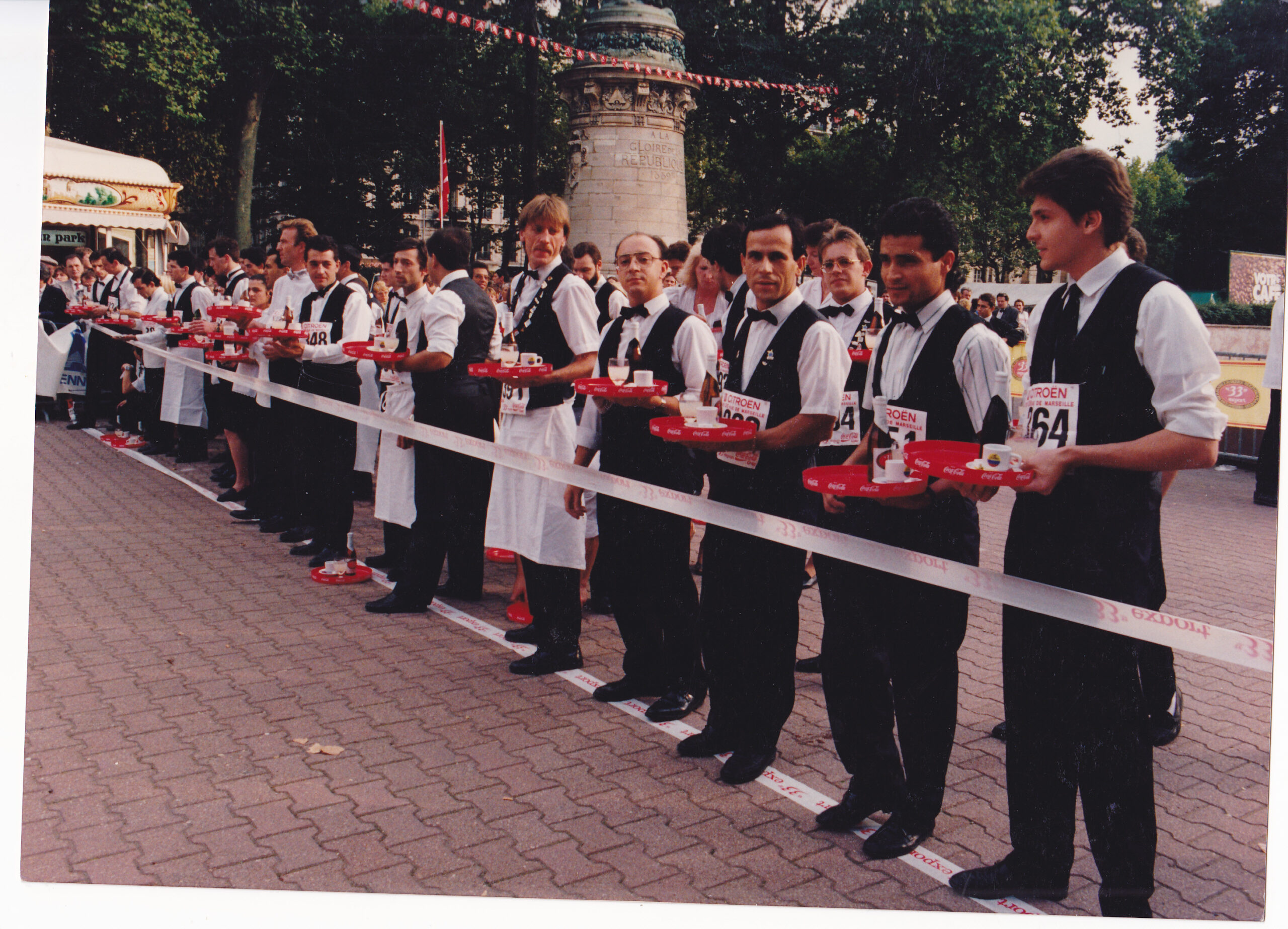 La célèbre course fes garçons de café prèt au départ 1990 Lyon centre
