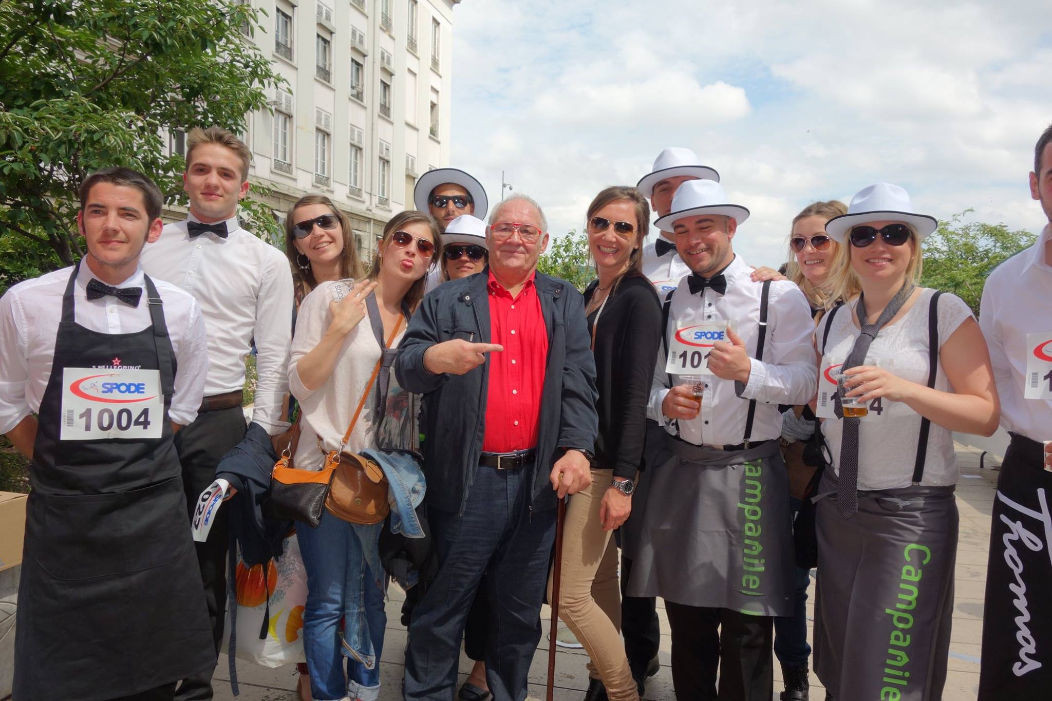 La course des garçons de café et serveuses avec l&rsquo;animateur Guy Bardel