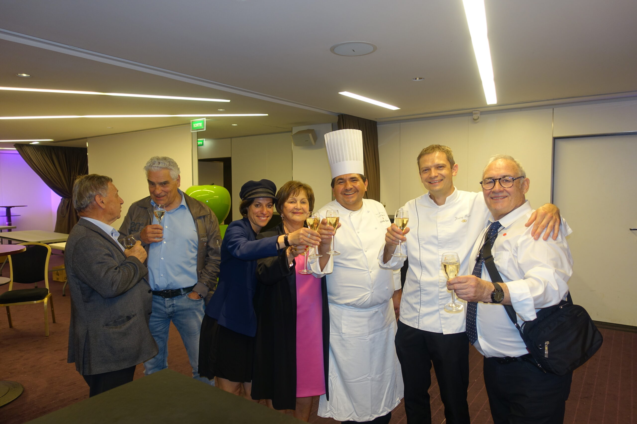 Le chef Christian Lherm et son second Jérémy avec des amis Sofitel Lyon soirée privé