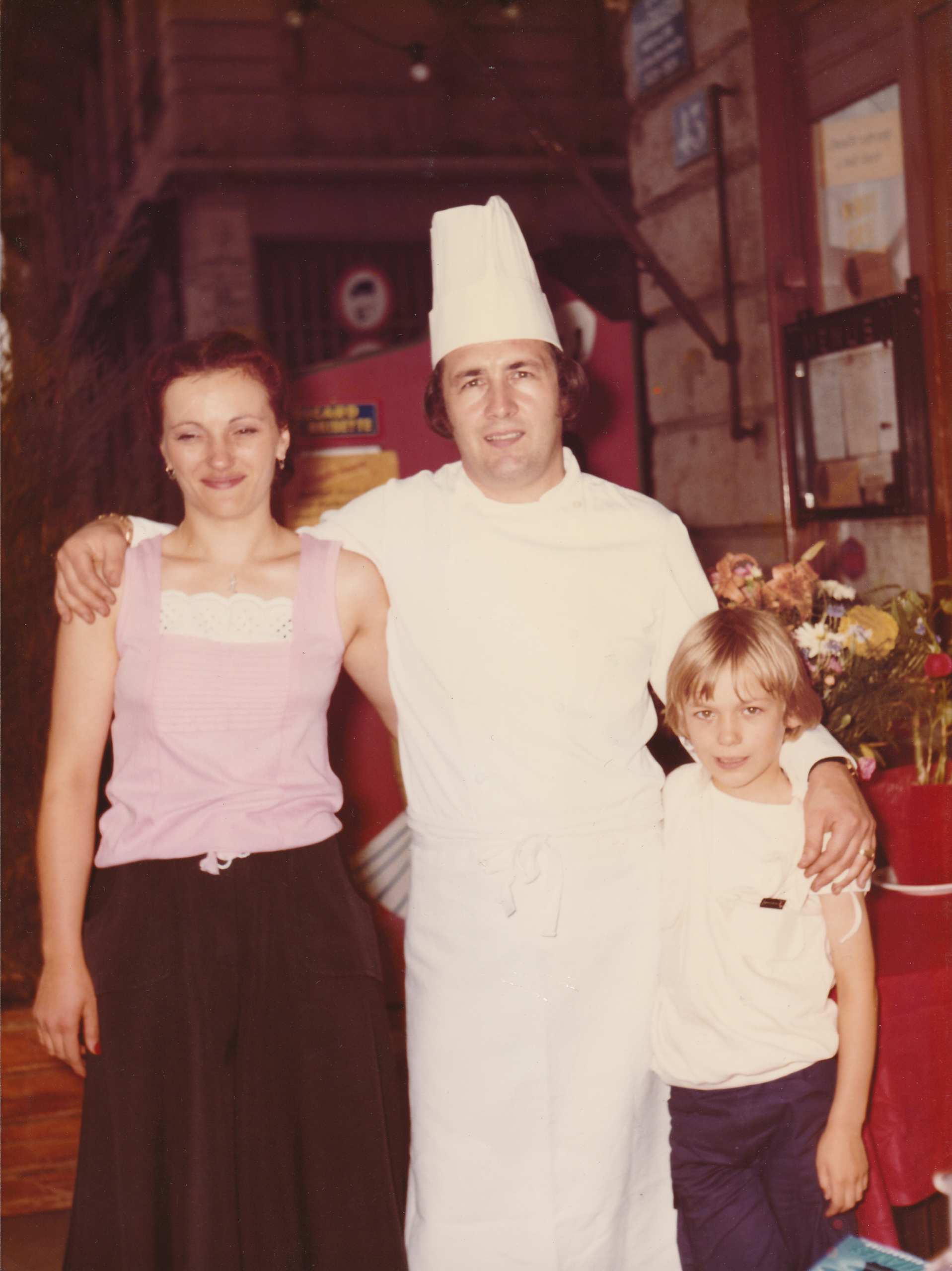 Le chef Patron Guy avec son épouse Claire et son fils David le Tonneau d&rsquo;Or Lyon 2è