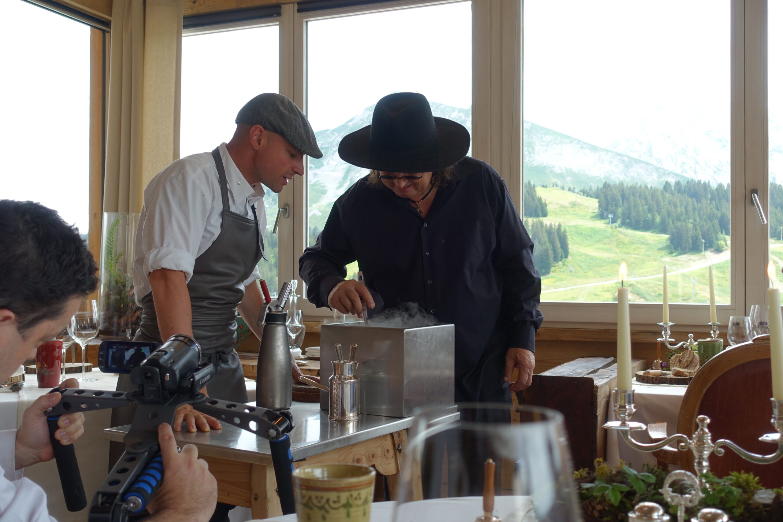 Marc Veyrat chef emblématique talentueux dans son restaurant la maison des bois à Manigod haute-Savoie