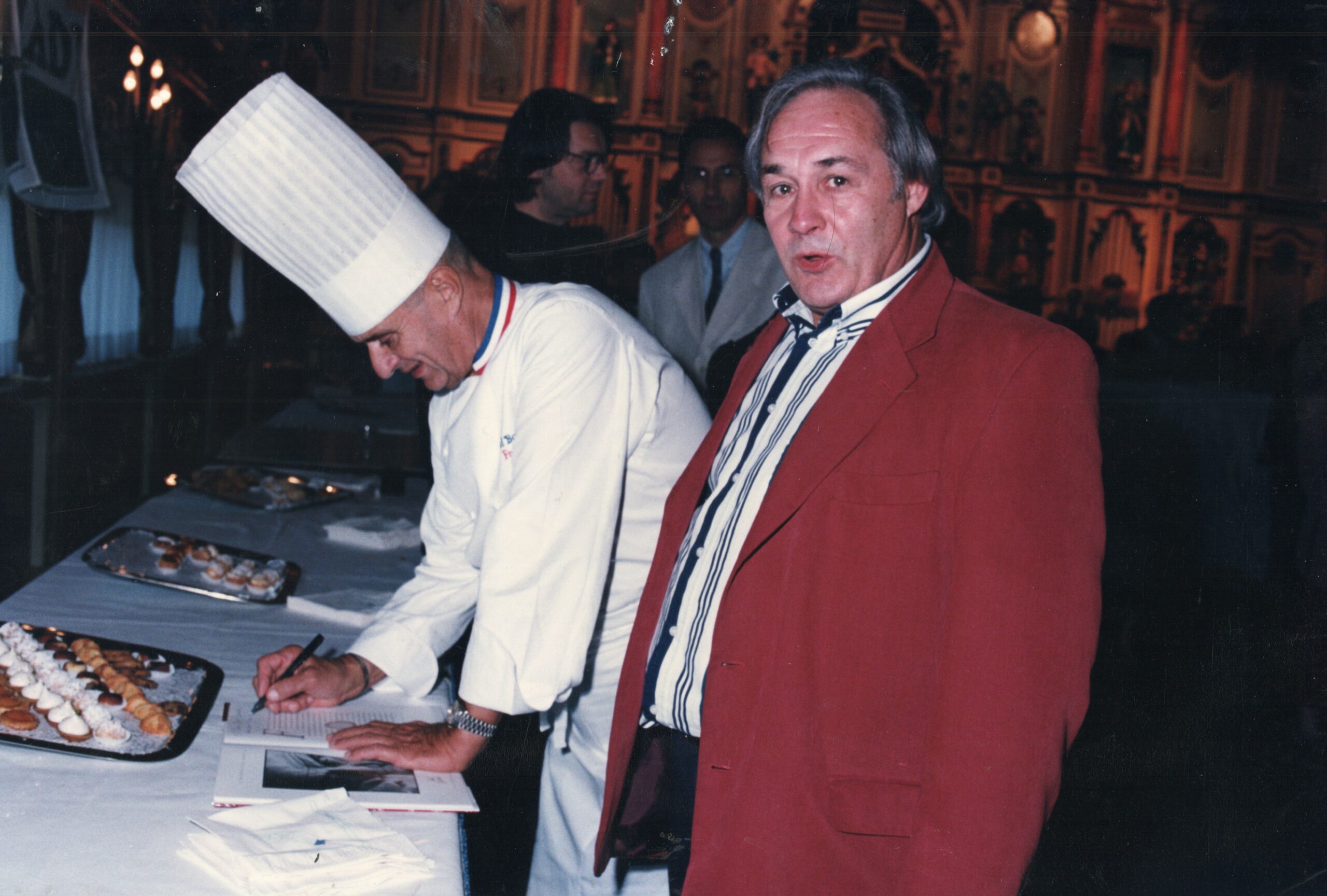 Paul Bocuse dédicace Abbaye de Collonges pour l&rsquo;ami Guy Bardel