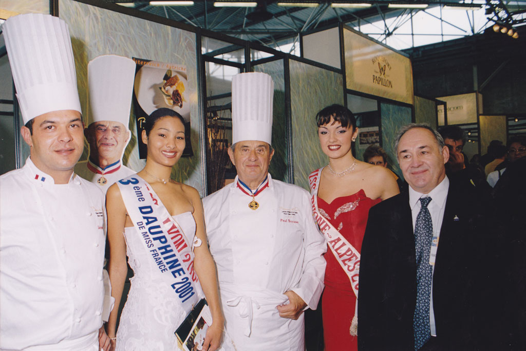 Paul Bocuse son fils Jérome et les MISS et le recruteur Guy Bardel au Sirha