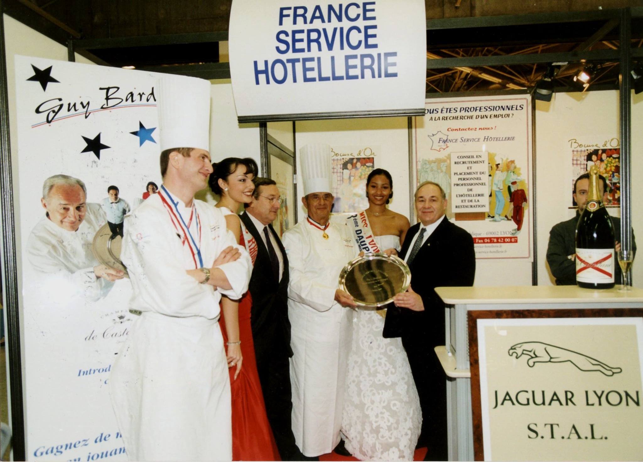 Remise d&rsquo;un plateau en argent massif pour Monsieur Paul pour son travail et la réussite du bocuse d&rsquo;or.