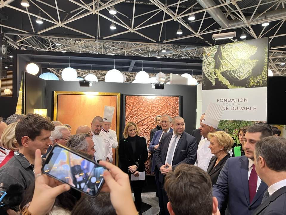 Stand chez Florence Guyot et Marie Odile Fondeur Directrice de la cuisine durable et Guillaume GOMEZ (sirha) MOF avec Jérome Bocuse