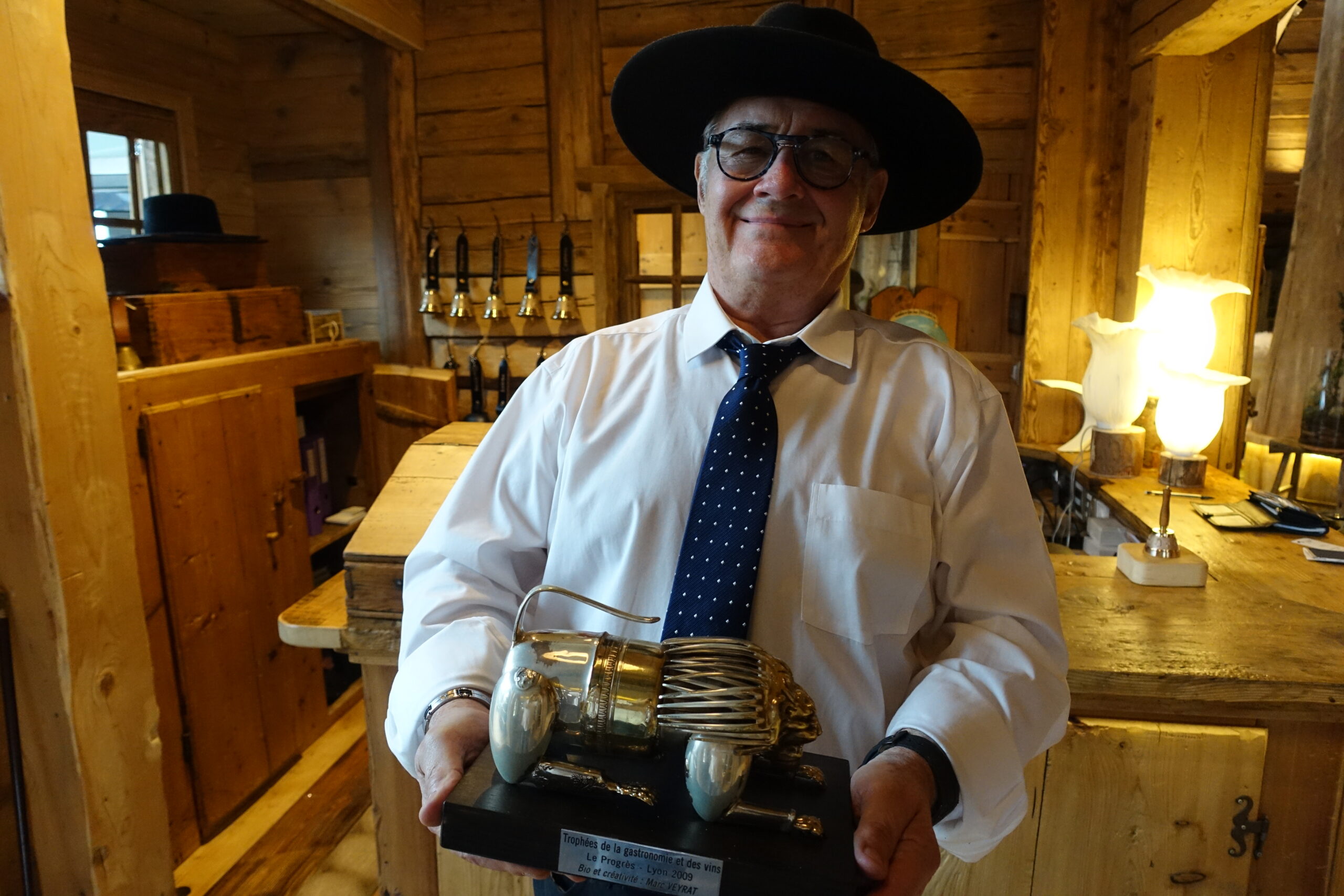 Trophée Lyonnais Marc Veyrat un honneur dans son restaurant de le porter .Merci Marc