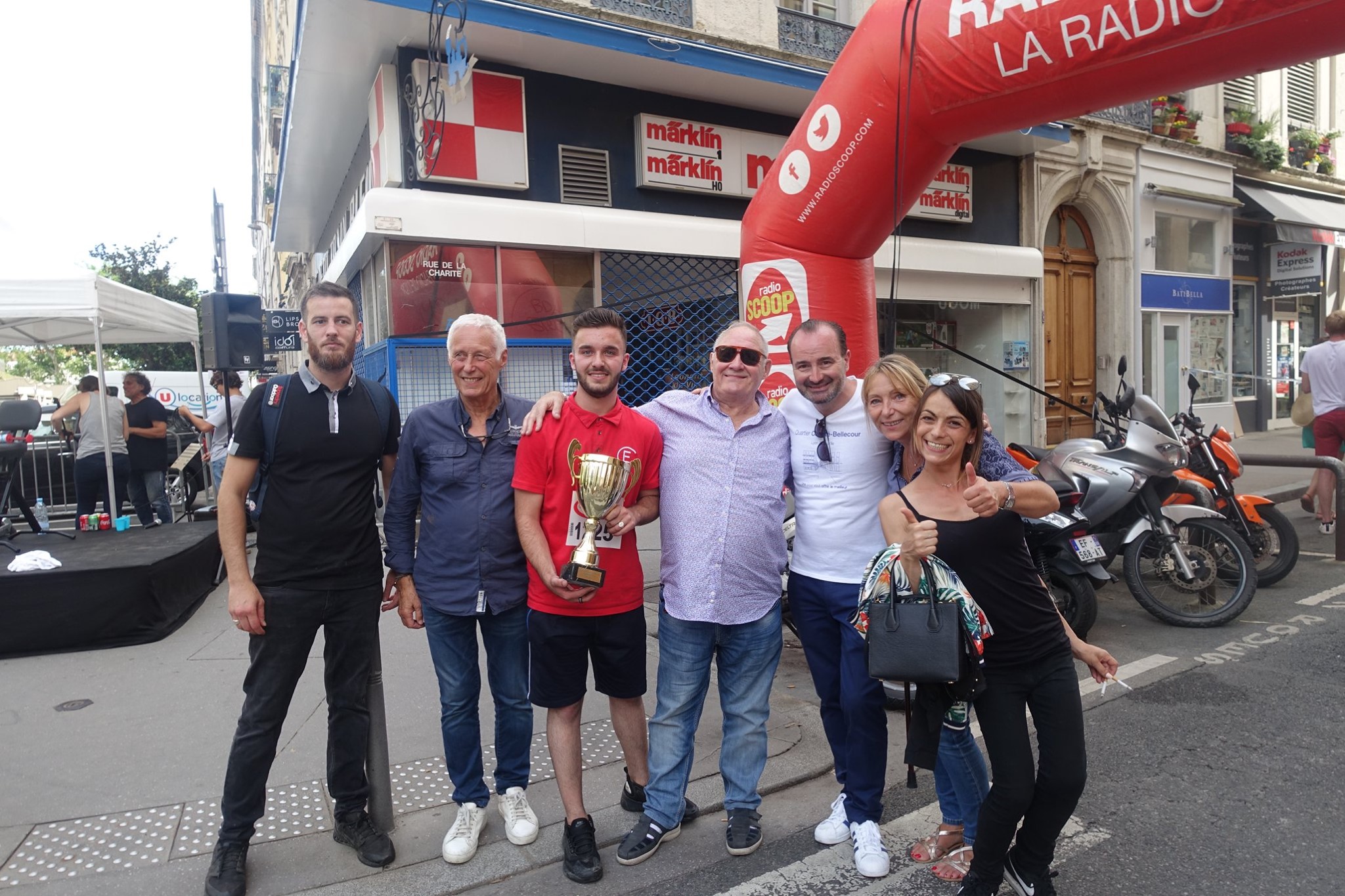 journée de folie dans la presqu&rsquo;il en présence de Martine Chapot et Président des commercants du 2è et son vainqueur maxime et son trophée.